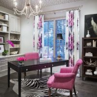 Fauteuil avec rembourrage rose devant une table noire