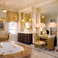 Nuances d'or à l'intérieur de la salle de bain