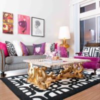 Tapis noir et blanc sur le sol du salon