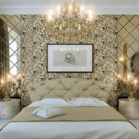 Nuances dorées à l'intérieur de la chambre