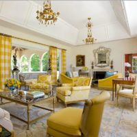 Grand salon dans une maison de campagne moderne