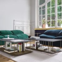 Canapé turquoise dans le salon d'un immeuble résidentiel