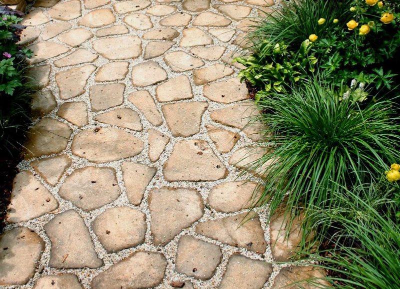 Allée pavée en pierres naturelles