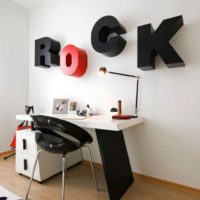 L'inscription sur le mur dans la salle d'un amateur de musique rock