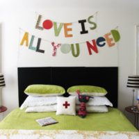 Décor mural sur le lit dans la chambre