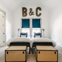Lettres sombres sur un mur de la chambre de lumière