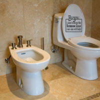 Les inscriptions à l'intérieur des toilettes d'un appartement en ville