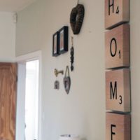 Lettres de bricolage sur des planches en bois