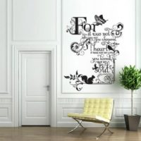 Inscription noire sur un mur blanc