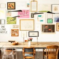 Décoration murale sur la table à manger avec des inscriptions et des peintures