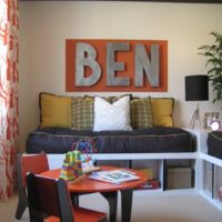 Mur avec des lettres sur le canapé dans la pépinière