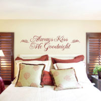 Chambre matrimoniale avec une inscription au mur