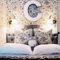 Chambre d'enfants avec la lettre C sur le mur