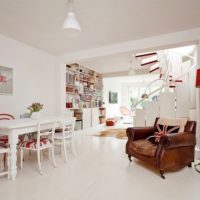 Peinture avec l'inscription dans le salon blanc