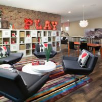 Lettres rétro-éclairées dans un salon lumineux