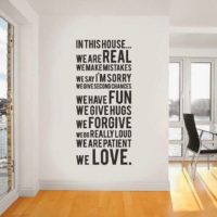 Lettres anglaises noires sur un mur blanc