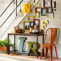 Lettres en bois sous les escaliers d'une maison privée