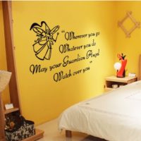 L'inscription en caractères noirs sur le mur jaune de la chambre