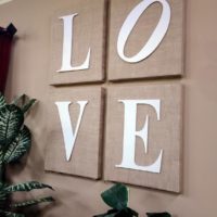 Affiches avec des lettres sur le mur du salon