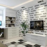 Papier peint avec des inscriptions dans la conception du salon