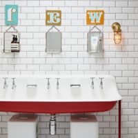 Lettres dans la conception de la salle de bain
