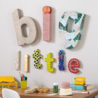 Lettres d'enfants sur le mur de la pièce
