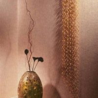 Vase antique sur le fond de papier peint pour la peinture