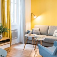 Souligner le mur au-dessus du canapé en jaune