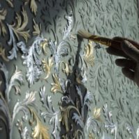 Décoration manuelle du papier peint sur le mur