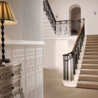 Papier peint en relief dans le couloir d'une maison privée