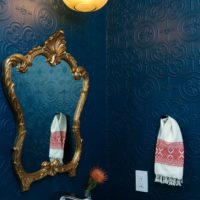 Papier peint à peindre à l'intérieur de la salle de bain