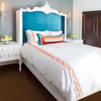 Textile blanc dans la chambre à coucher avec papier peint pour la peinture