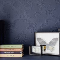 Bibliothèque sur un mur violet foncé