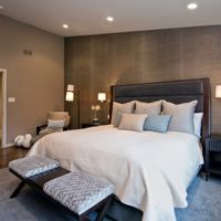 Intérieur d'une chambre sombre avec des textiles clairs