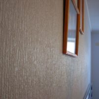Cullets sur le mur du salon d'une maison de campagne