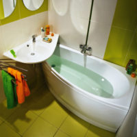 Baignoire d'angle et lavabo allongé