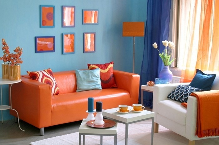 Color naranja en el interior del salón.