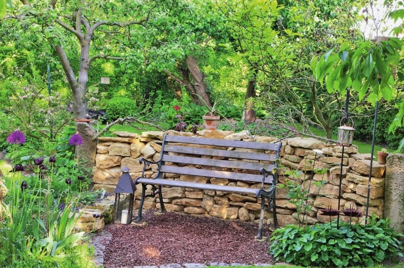 Cloison en moellons pour zoner le jardin