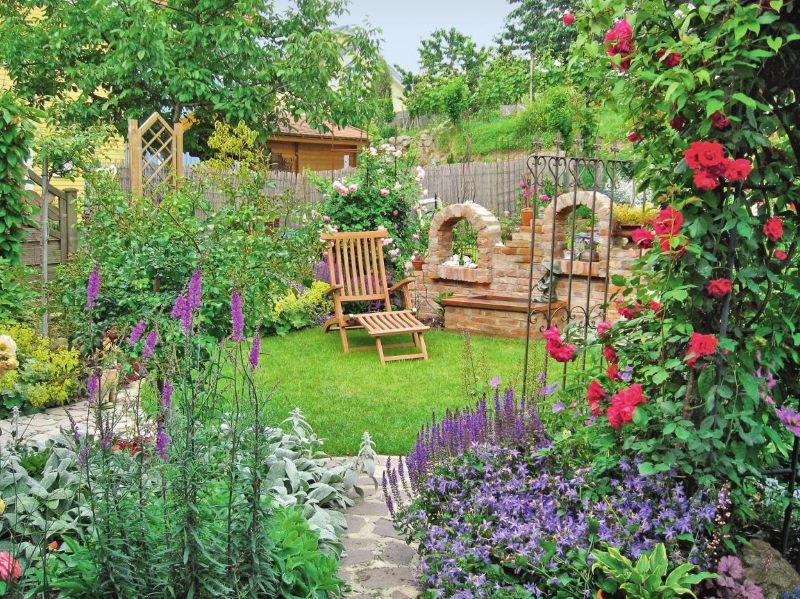 Pelouse confortable pour se détendre à l'arrière d'un petit jardin
