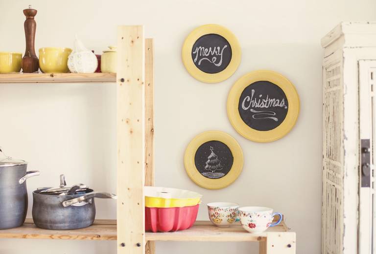 Estantes de madera para platos en el interior de la cocina.