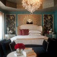 Panneau décoratif avec cadre de moulures à l'intérieur de la chambre