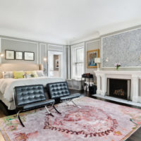 Moulures à l'intérieur de la chambre avec cheminée