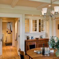 Salle à manger d'un immeuble résidentiel avec moulures au plafond