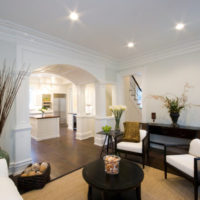 Plafond blanc avec moulures en mousse