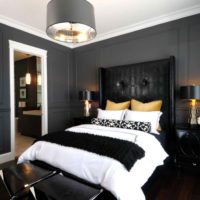 Moulures blanches et murs gris foncé dans la chambre