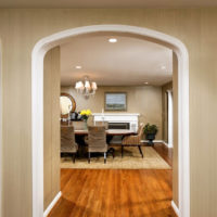 Décoration de porte avec moulures en plastique