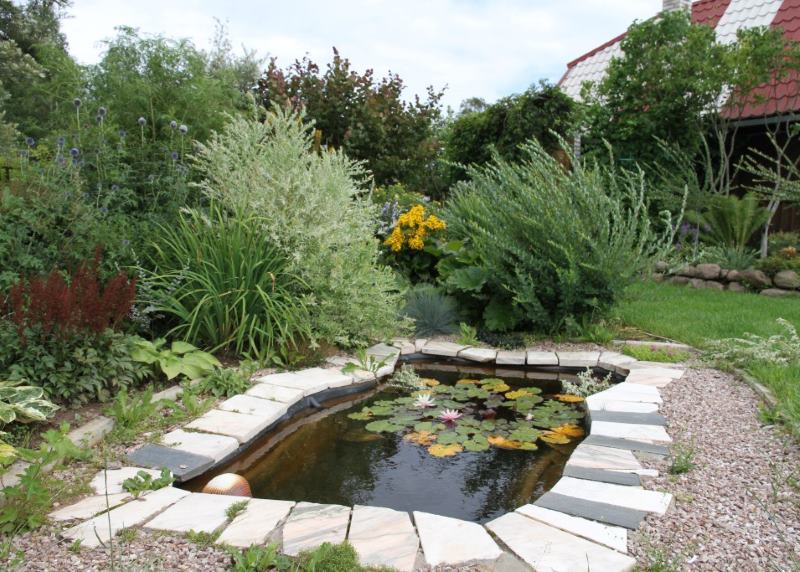 Bassin artificiel comme décoration du jardin
