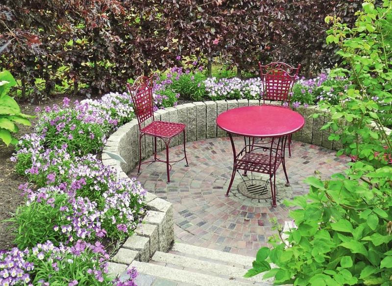 Espace de détente à plusieurs niveaux dans un coin isolé du jardin