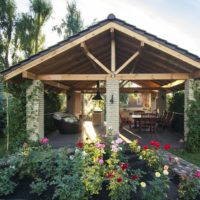 Gazebo spacieux sur des piliers en brique