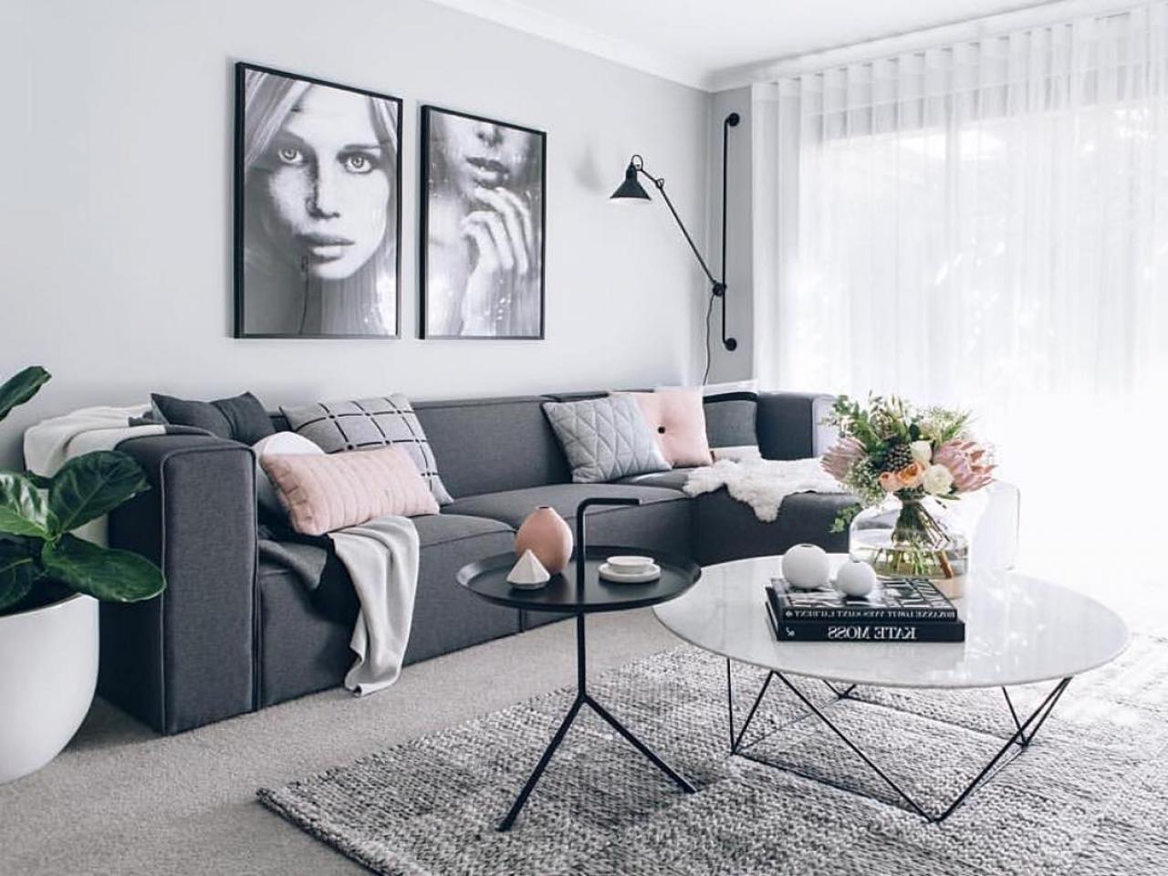 Design à la mode du salon dans les tons gris